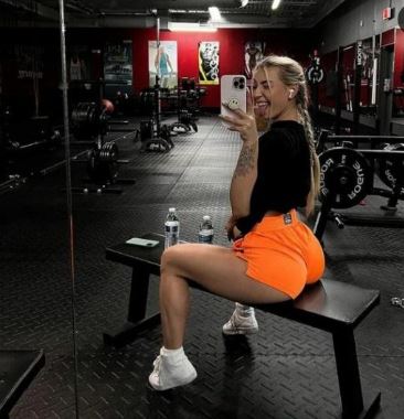Therealbrittfit working out in a gym